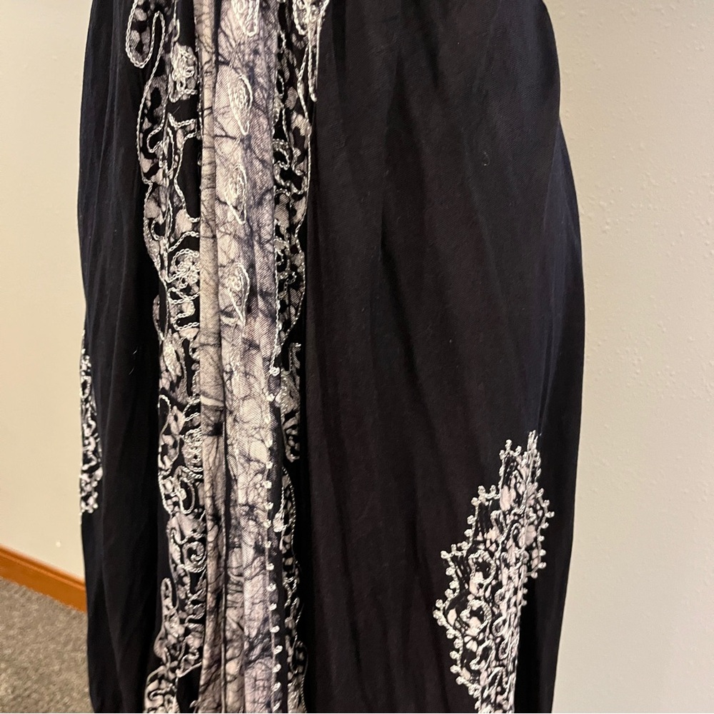 Elegant Black and White Halter embroidered asymmetrical midi Dress - Picture 3 of 13